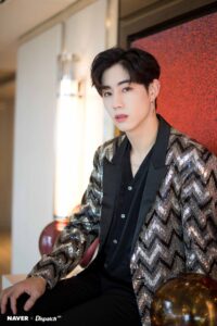 Ilustrasi mark got7 untuk artikel Mark GOT7: Dari Pantai California ke Panggung K-pop
