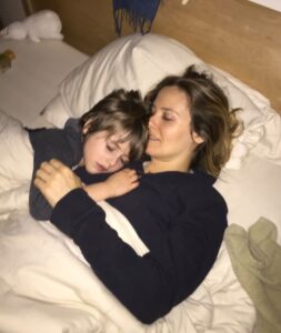 Ilustrasi alicia silverstone untuk artikel Alicia Silverstone dan Pelukan untuk Anak Bear