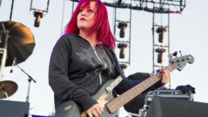Ilustrasi jennifer finch meninggal untuk artikel Jennifer Finch meninggal, bassist pendiri L7 tutup usia 59